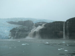 Wasserfälle beim Guyot Glacier