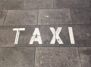 mit dem Taxi zum Hafen