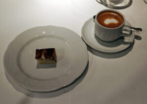 Petit Four und Macchiato