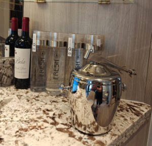 Minibar Rotwein / stilles Wasser
