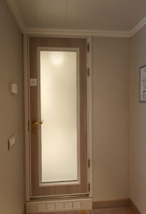 Glastür zur Toilette