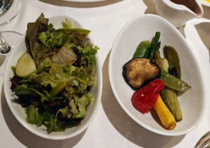 Salat und Grillgemüse als Beilagen