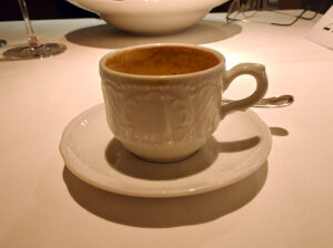 Espresso Macchiato aus den schönen Tassen