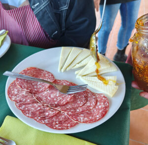 Salami, Käse und Feigenmarmelade