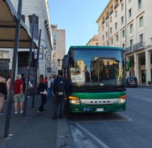 Haltestelle des Shuttlebus in der Stadt