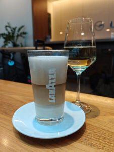 Latte Macchiato und alkoholfreier Prosecco