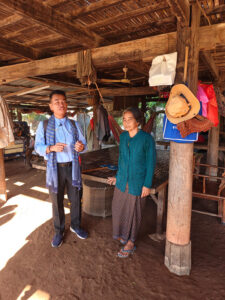 Besuch im traditionellen Holzhaus