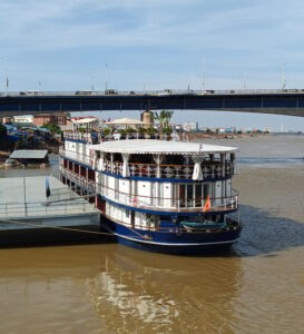 weiteres Flusskreuzfahrtschiff
