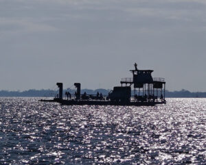 Fähre über den Mekong im Gegenlicht