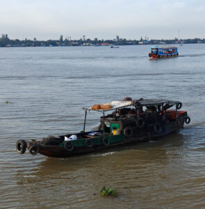 Verkehr am Fluss