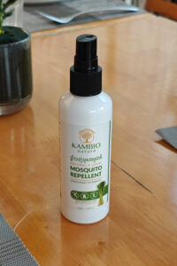 Moskitospray am Tisch