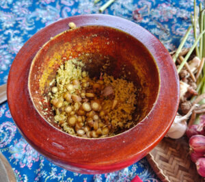 Knoblauch, Schalotten, Ingwer und Chinesischen Ingwer dazugeben