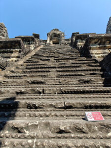 steile Treppe zur dritten Ebene