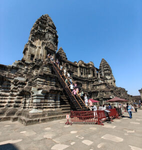 steile Treppe zur dritten Ebene