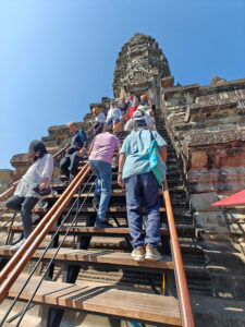 steile Treppe zur dritten Ebene