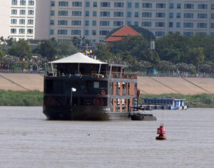 weiteres Flusskreuzfahrtschiff