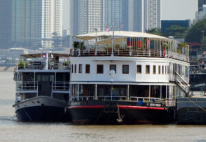 weiteres Flusskreuzfahrtschiff