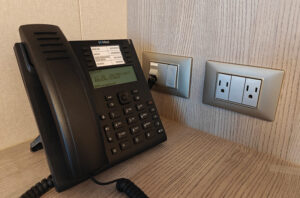 Kabinentelefon und Steckdosen rechts