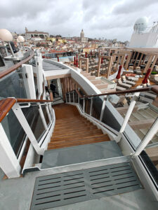 Treppe von Deck 18 nach Deck 17