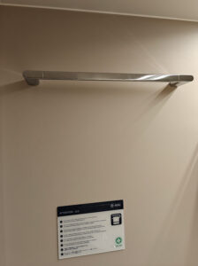Handtuchstange über der Toilette