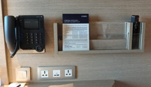 Kabinentelefon, Ablage, Steckdosen