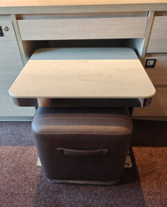 Tisch und Hocker