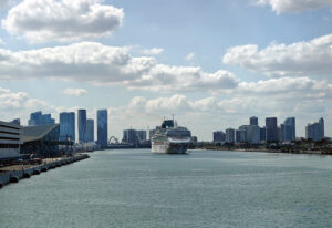 Norwegian Gem bei der Abfahrt aus Miami