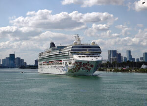 Norwegian Gem bei der Abfahrt aus Miami