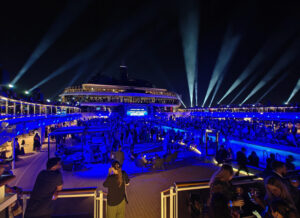 Vorbereitungen für das Konzert am Pooldeck