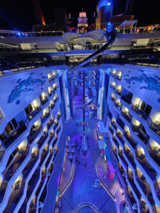Blick auf die World Promenade bei Nacht