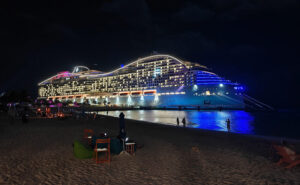 MSC World America bei Nacht