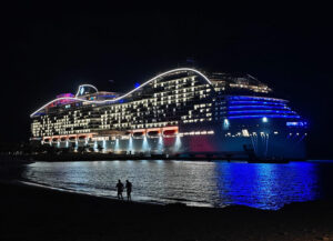 MSC World America bei Nacht