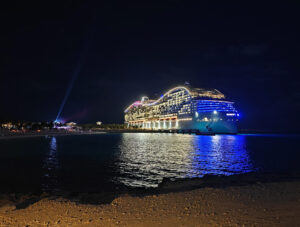MSC World America bei Nacht