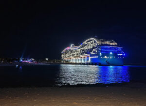 MSC World America bei Nacht