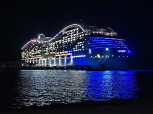 MSC World America bei Nacht