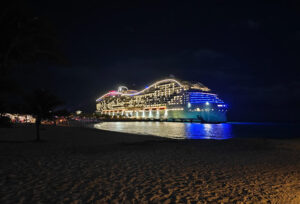 MSC World America bei Nacht