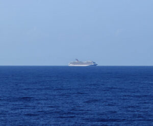 ein Carnival Schiff in der Ferne