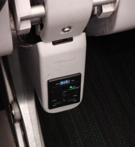 Es gibt USB A und Steckdosen