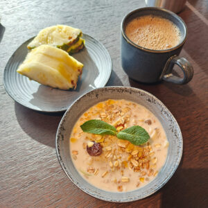 Müsli und Ananas