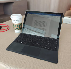 Arbeiten mit Starbucks Kaffee