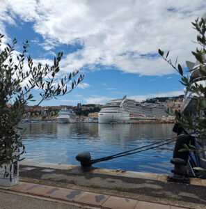 Oceania Allura und MSC World Europa