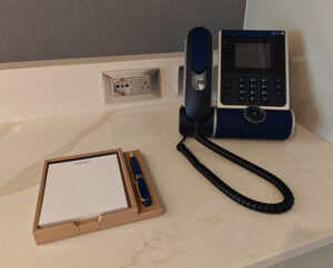 Telefon und Notizblock