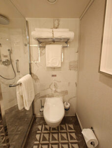 Toilette mit Handtuchrack, Handtuchstange