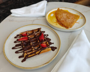Waffel mit Beeren und Crêpe Suzette