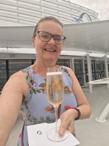 mit einem Glas Prosecco
