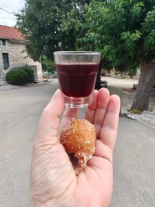 Krapfen und Kirschlikör