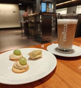 Latte Macchiato in der Lounge