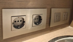 2 230 V EU-Steckdosen, USB A und C, 2 110 V US-Steckdosen