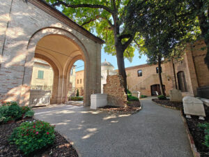 kleiner Friedhof an der Basilica San Francesco