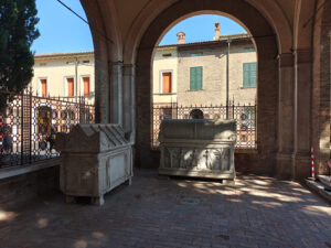 kleiner Friedhof an der Basilica San Francesco